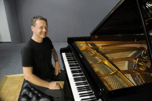 Pianist Chris Geisler: Foto seitlich 1