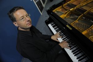 Pianist Chris Geisler: Foto seitlich 2